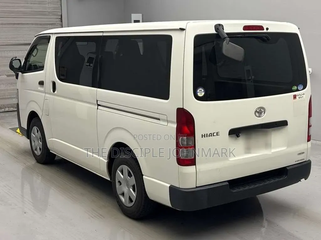 Toyota HiAce 2018 White