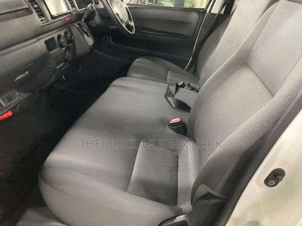 Toyota HiAce 2018 White