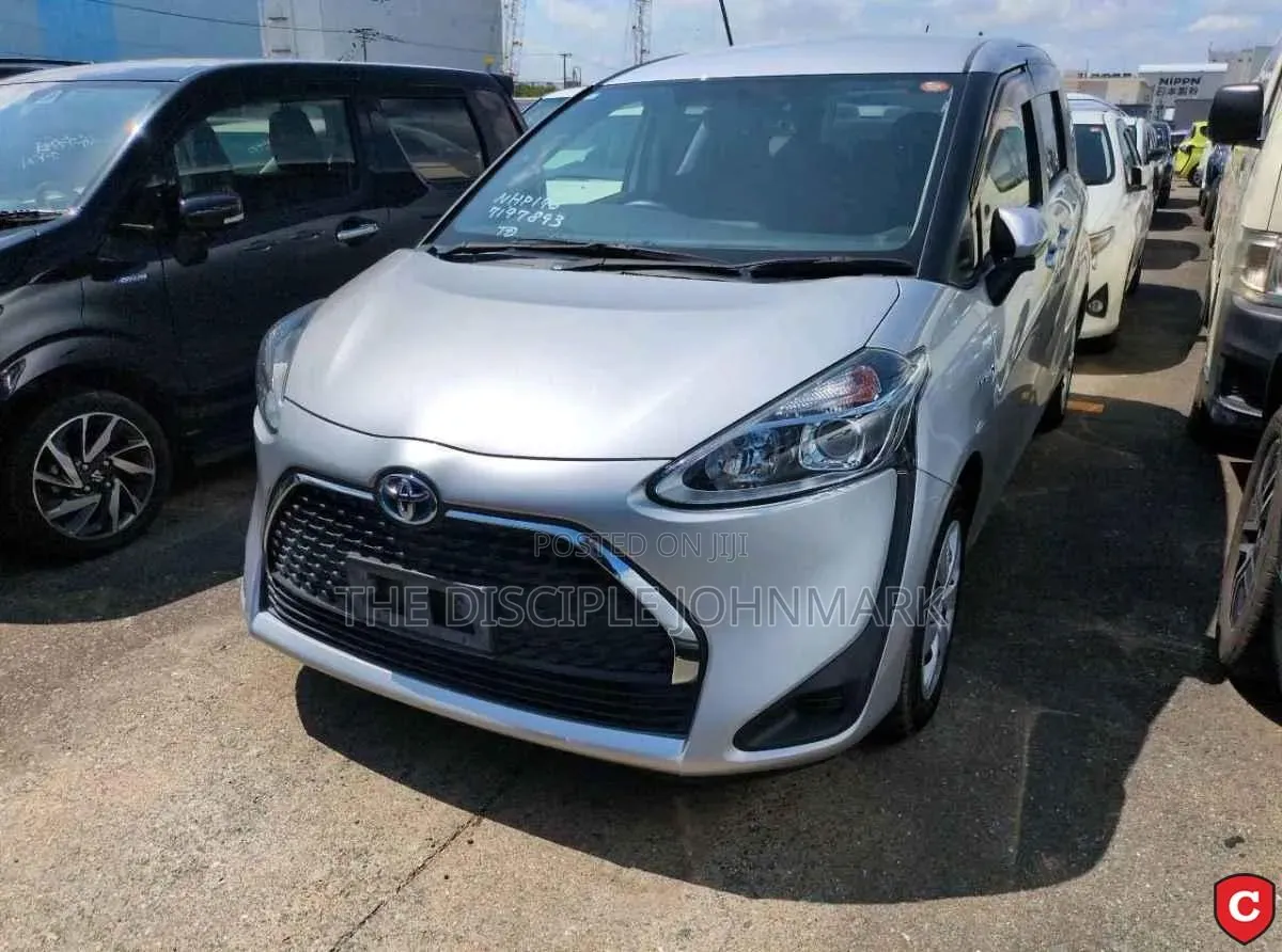 Toyota Sienta 2019 Silver