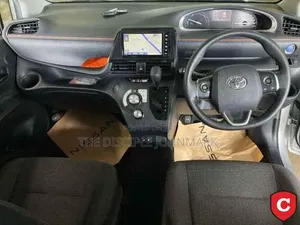 Toyota Sienta 2019 Silver