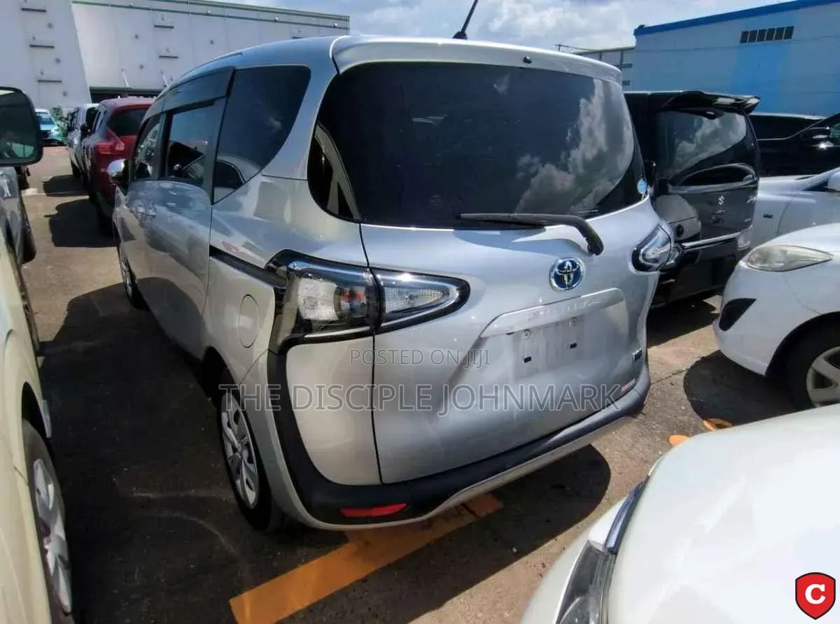 Toyota Sienta 2019 Silver