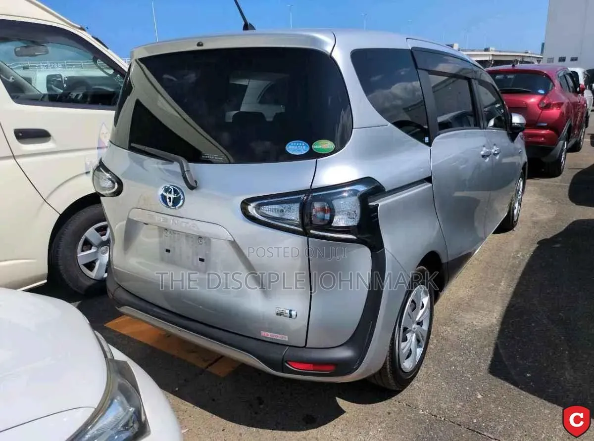 Toyota Sienta 2019 Silver