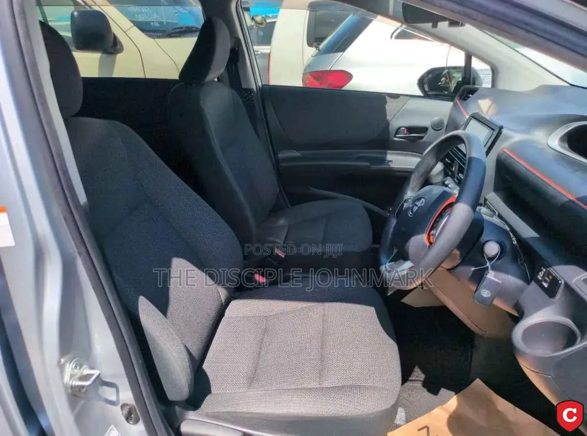 Toyota Sienta 2019 Silver