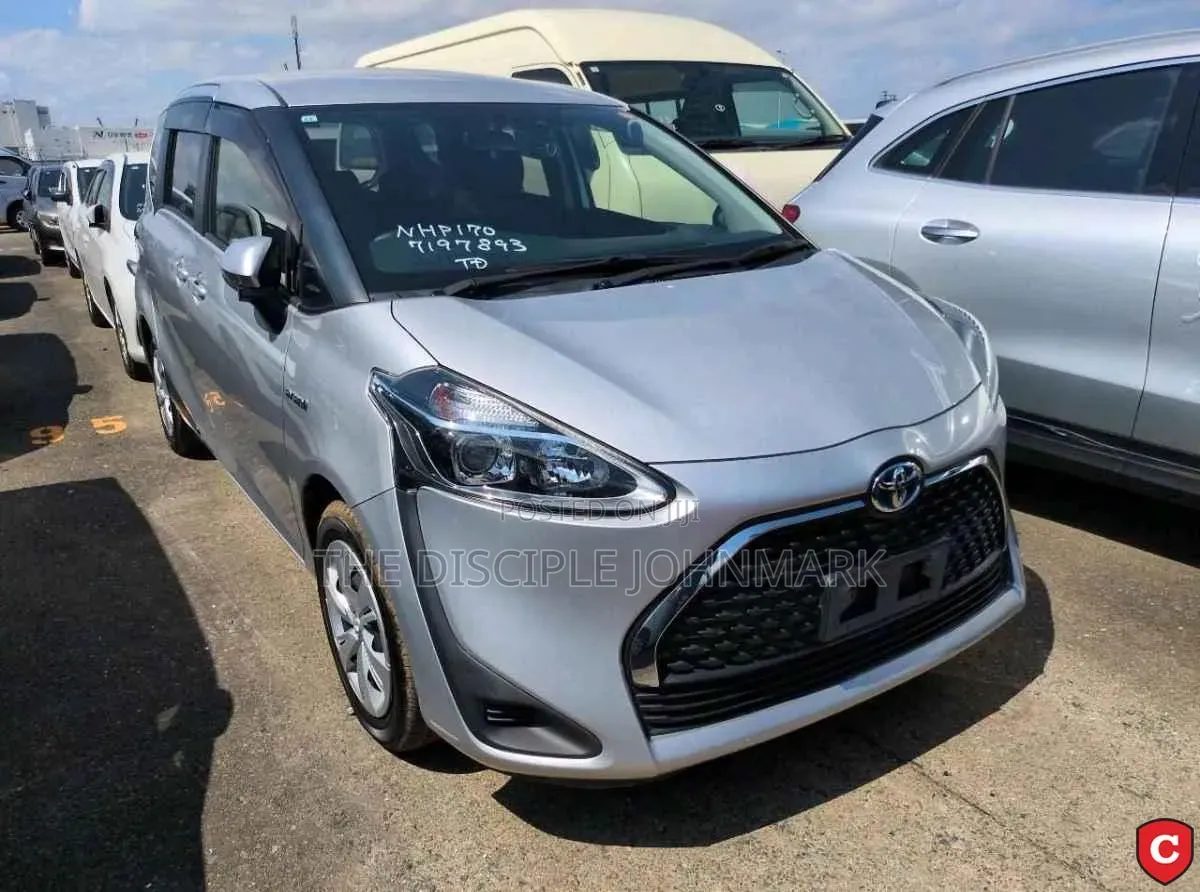 Toyota Sienta 2019 Silver