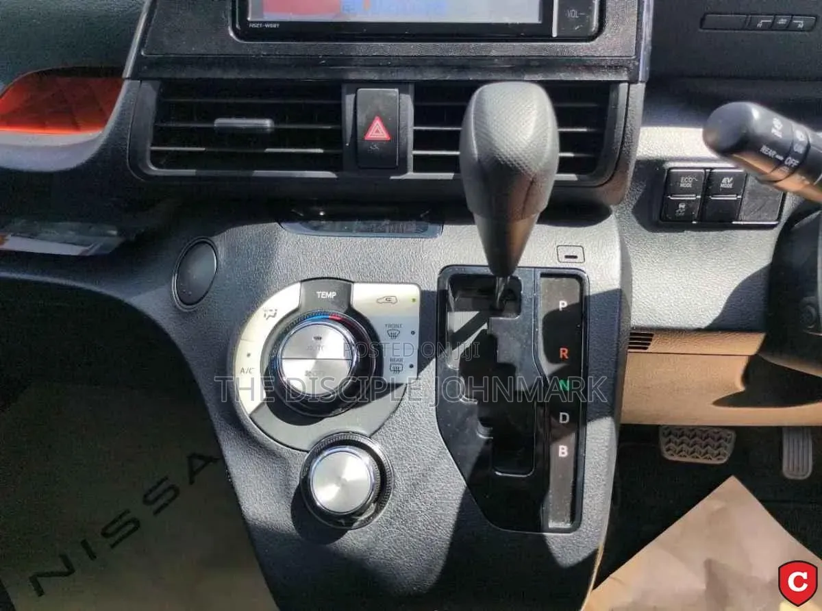Toyota Sienta 2019 Silver