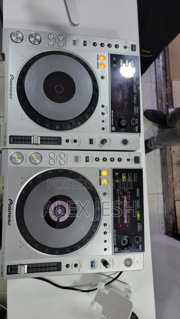 Pioneer CDJ 850 Pair +Flight Cases