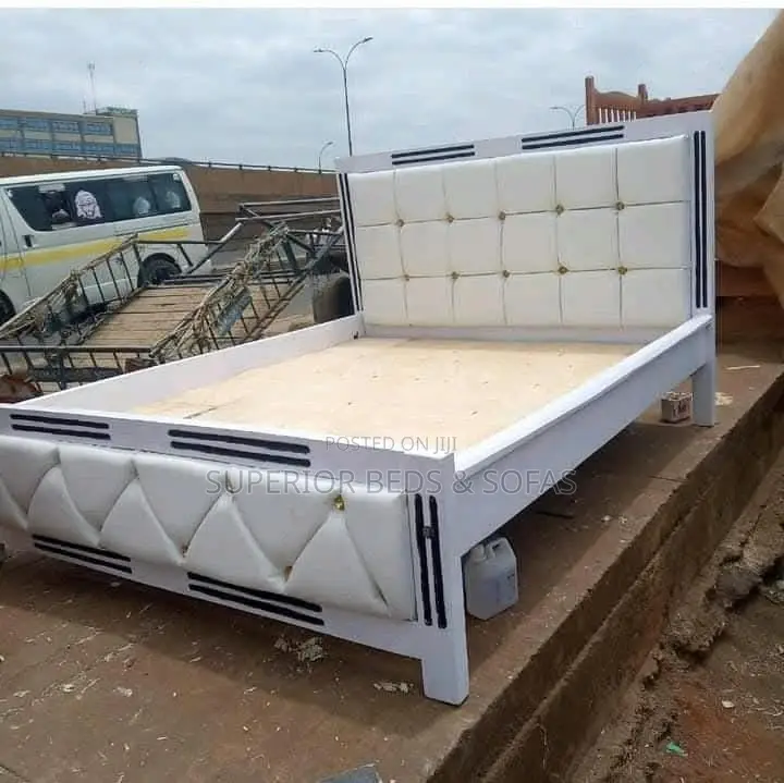 5x6 Elegant White Tufted Mocket Bed