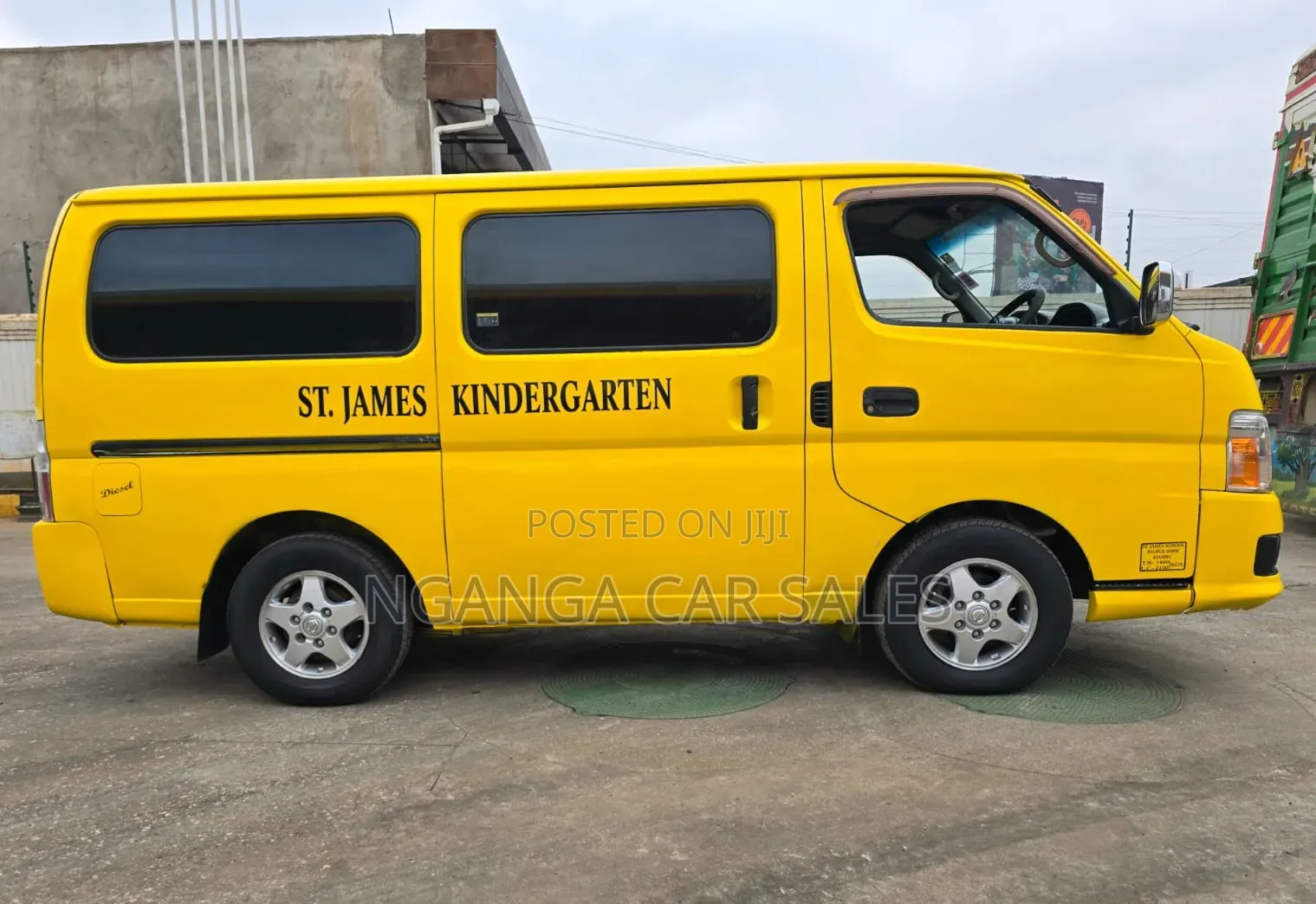 Nissan Caravan (Urvan) 2012 Yellow