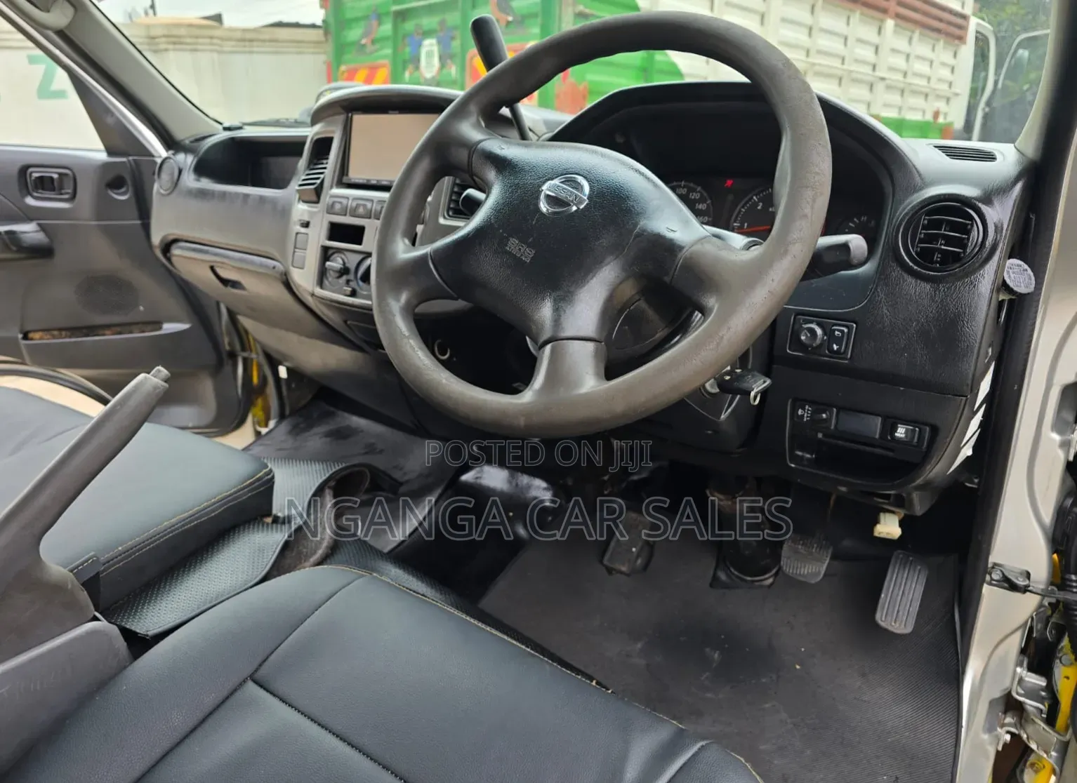Nissan Caravan (Urvan) 2012 Yellow