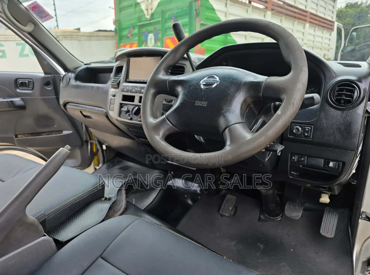 Nissan Caravan (Urvan) 2012 Yellow