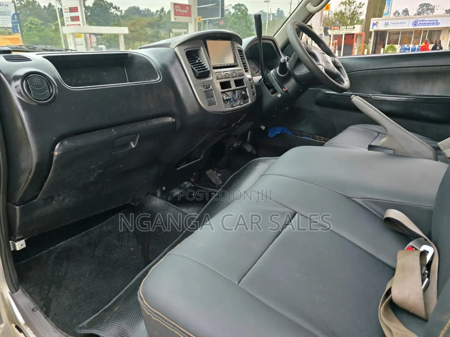 Nissan Caravan (Urvan) 2012 Yellow