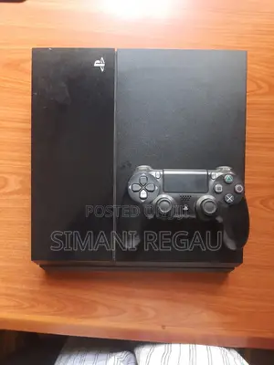 Play Station 4 Standard Edition
