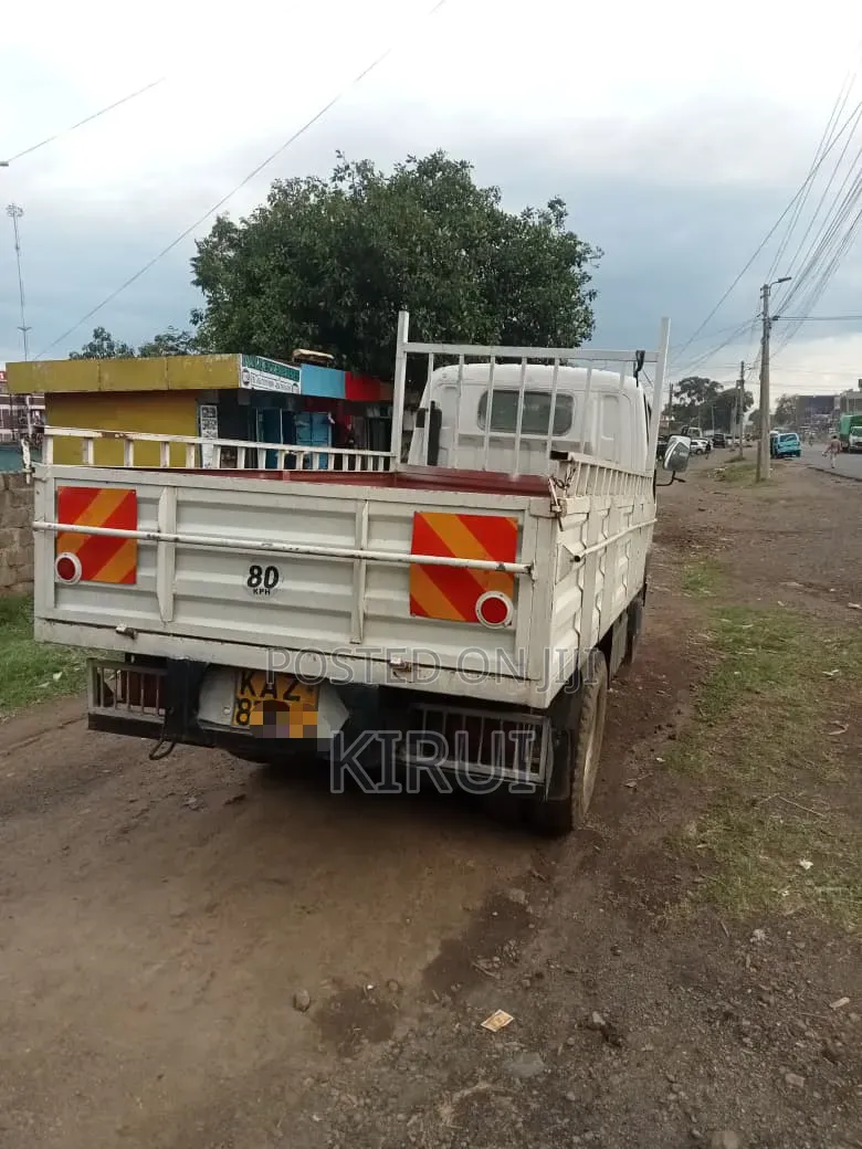 Mitsubishi Canter 2004 White