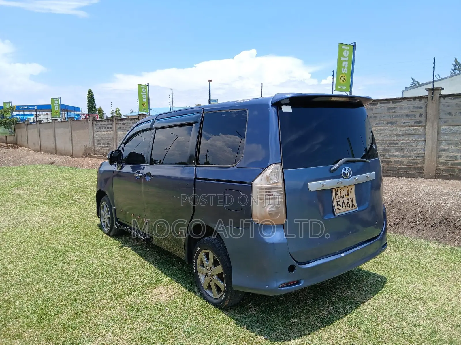 Toyota Voxy 2009 Purple