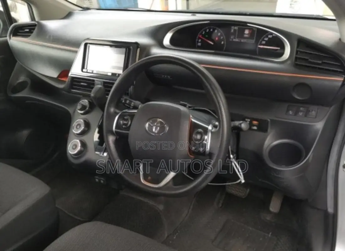 Toyota Sienta 2019 Silver