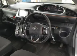 Toyota Sienta 2019 Silver