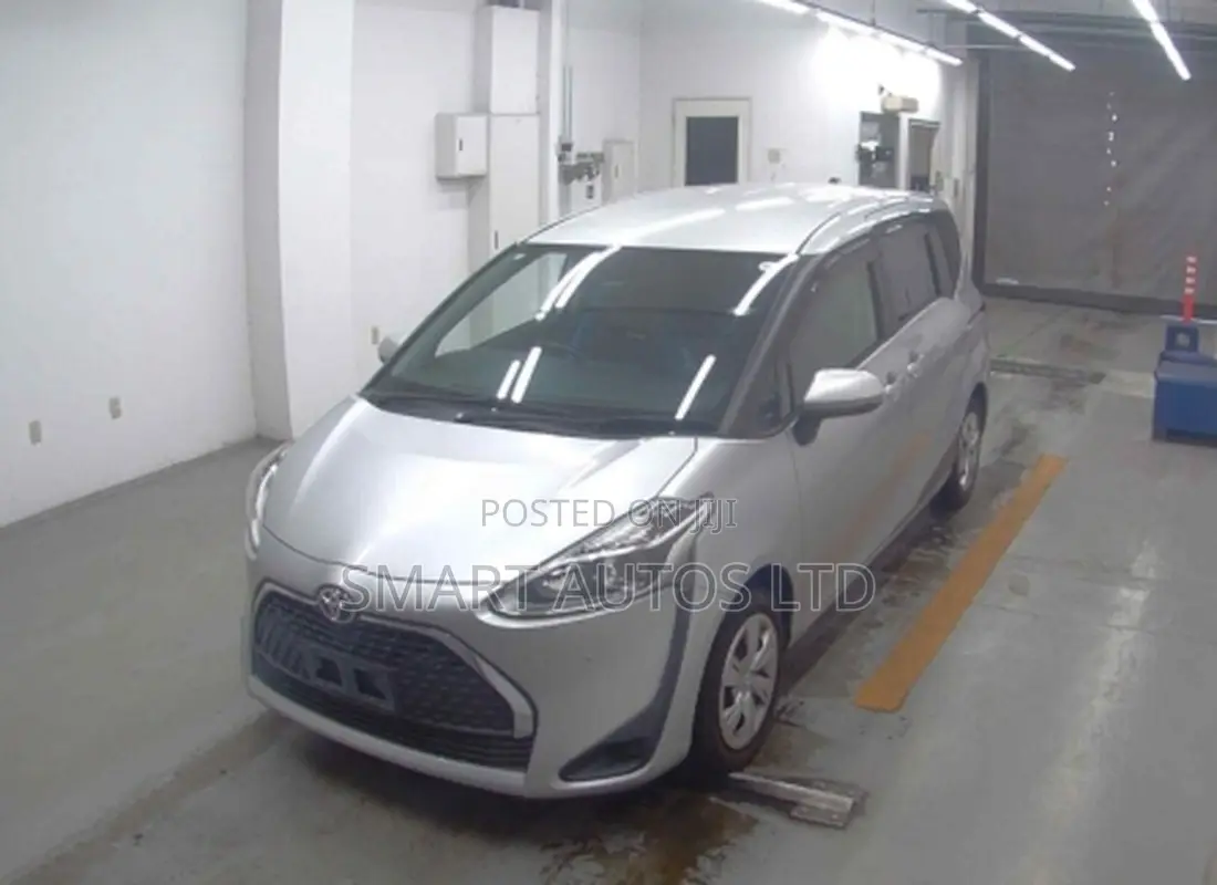Toyota Sienta 2019 Silver