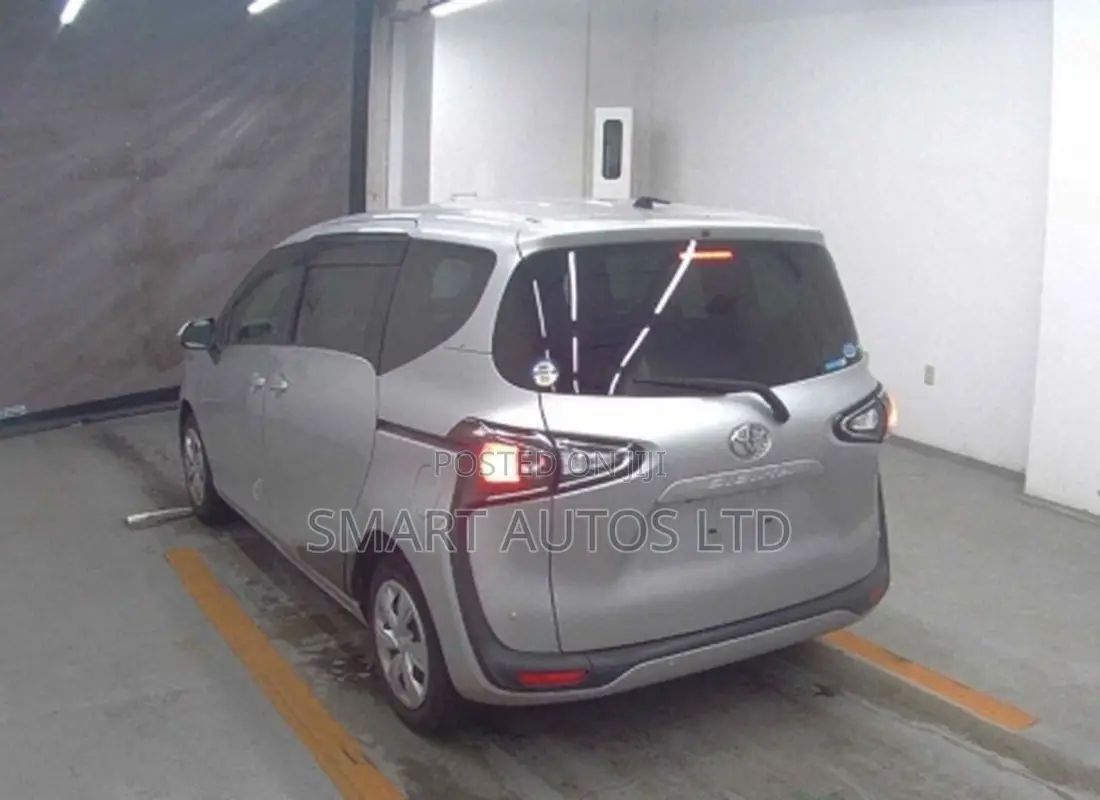 Toyota Sienta 2019 Silver