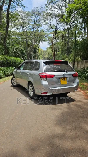 Toyota Corolla Fielder 1.5 Hybrid FWD 2015 Silver