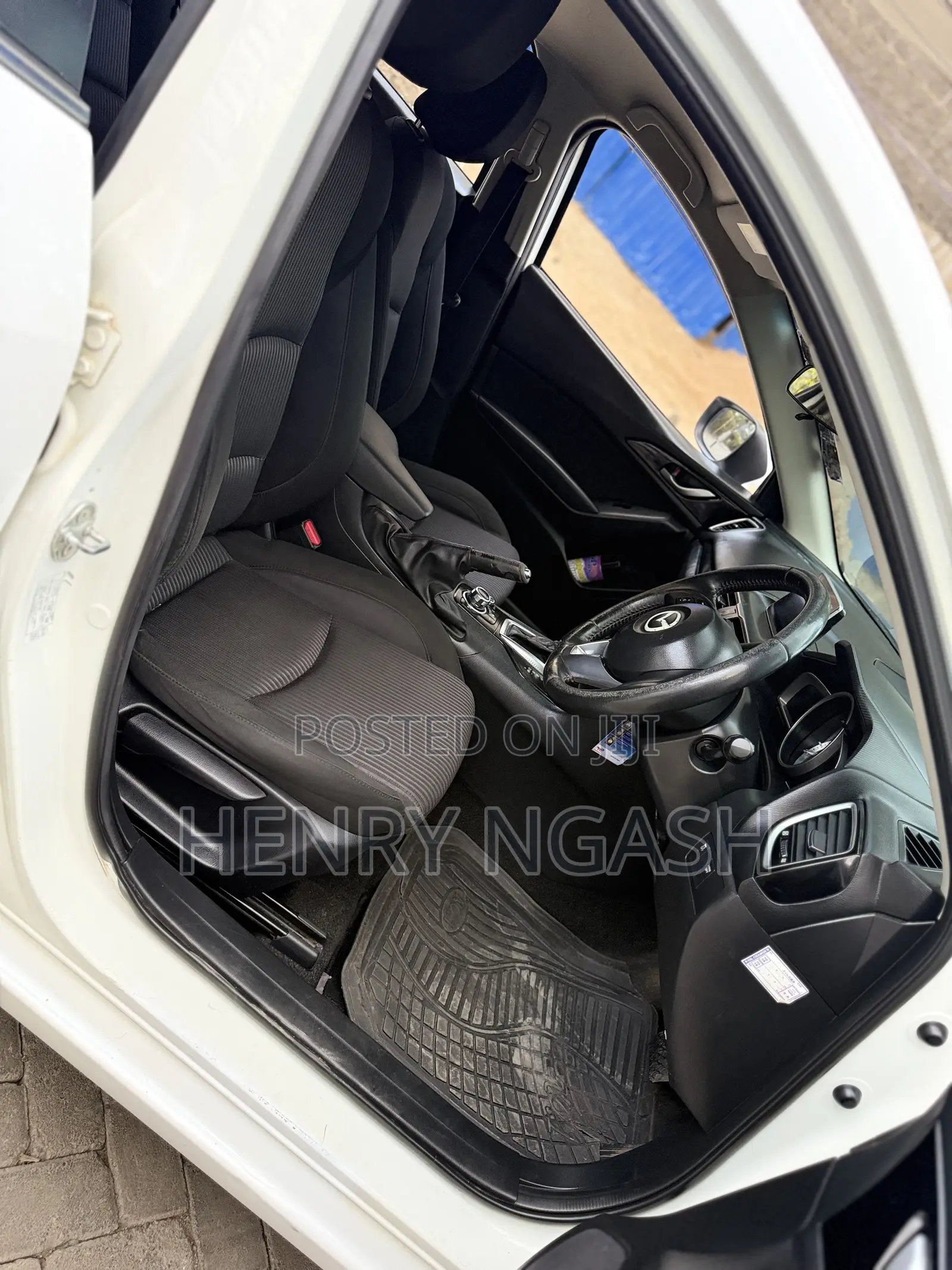 Mazda Axela SV Premium 2014 White