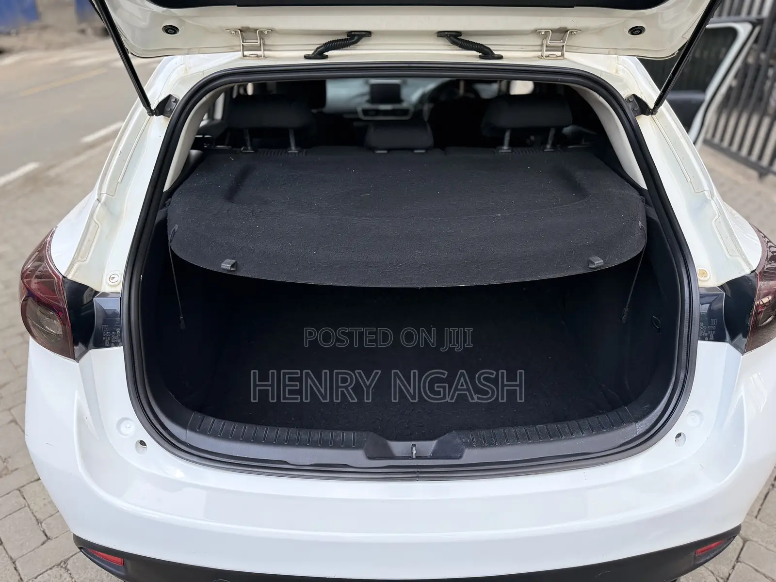 Mazda Axela SV Premium 2014 White