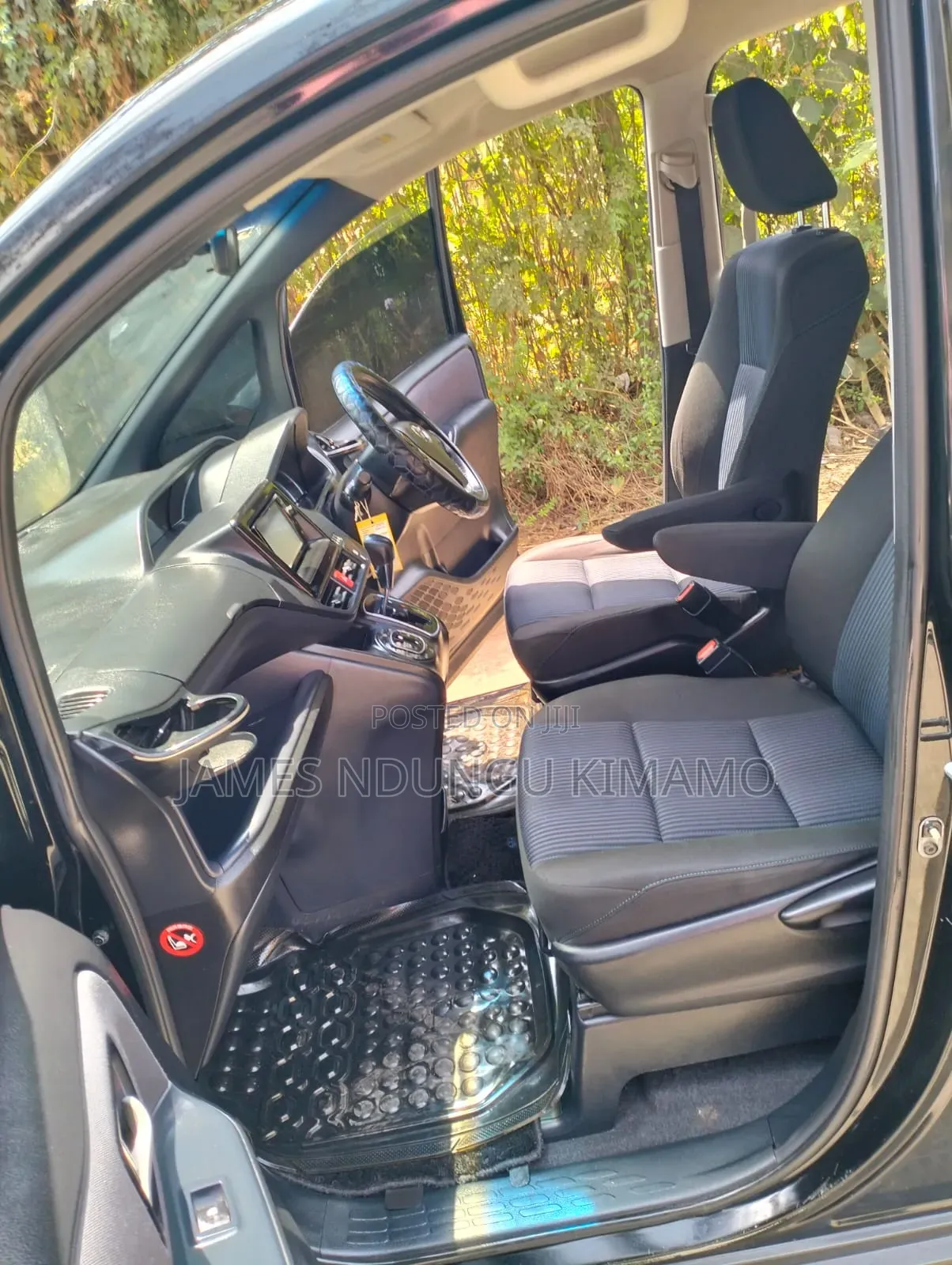 Toyota Noah 2.0 AWD (7 Seater) 2015 Black