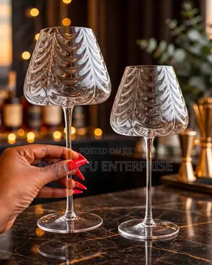 Elegant Wavy Wine Glasses (Set of 2)