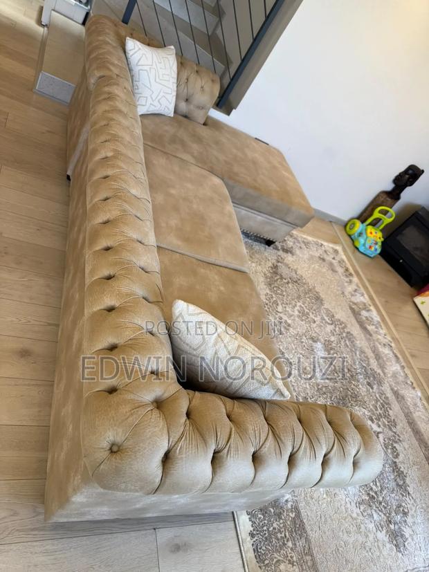 Chesterfield L-Shaped Sofa With Chaise – Excellent Condition - thumbnail 3