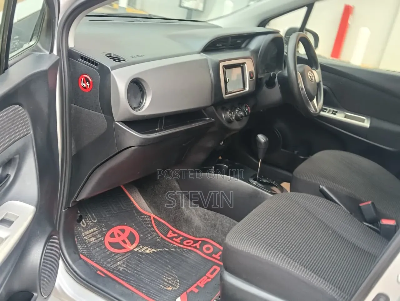 Toyota Vitz 2014 Silver
