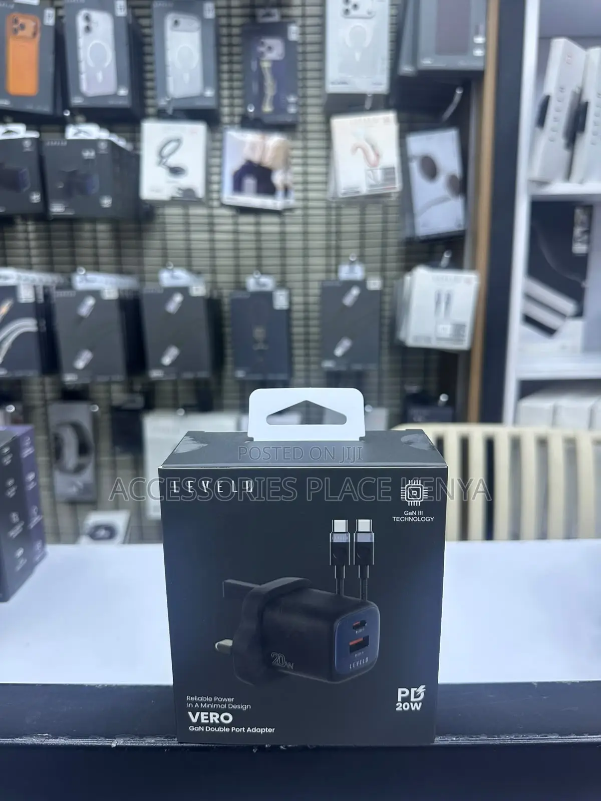 Levelo Vero 20W GaN UK Adapter With USB-A Type-C Ports C to C