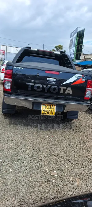 Toyota Hilux 2013 Black
