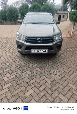 Toyota Hilux 2023 Silver
