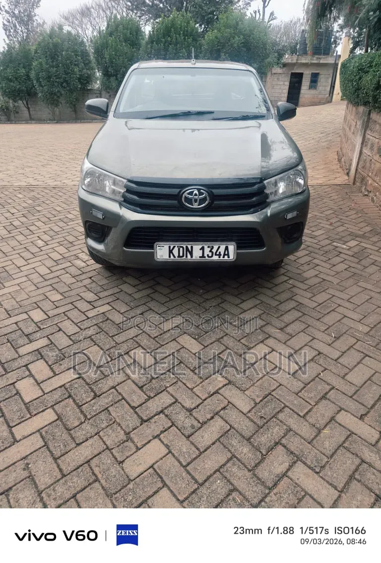 Toyota Hilux 2023 Silver