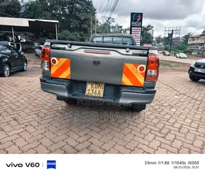 Toyota Hilux 2023 Silver