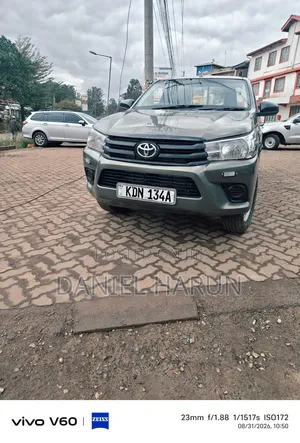 Toyota Hilux 2023 Silver