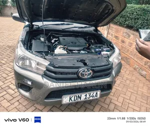 Toyota Hilux 2023 Silver