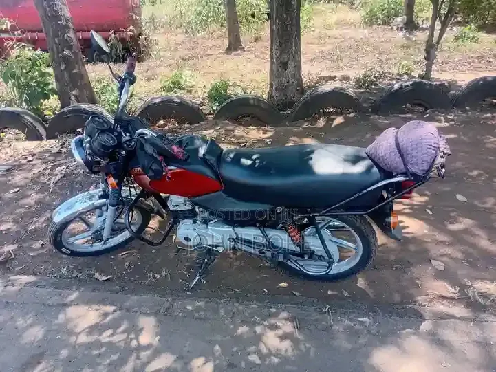 Bajaj Boxer 100 2025 Red