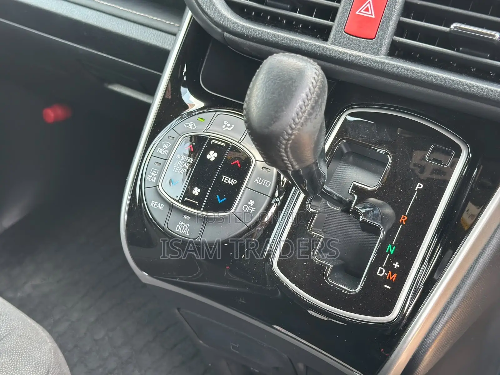 Toyota Esquire 2.0 FWD (8 seater) 2019 Pearl