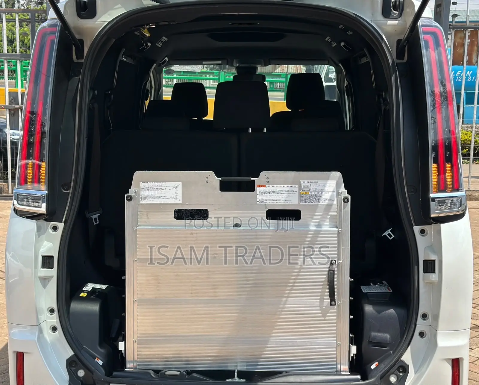 Toyota Esquire 2.0 FWD (8 seater) 2019 Pearl