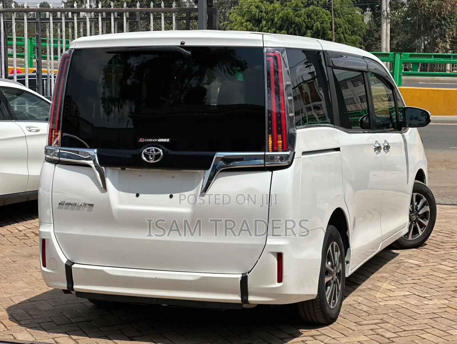 Toyota Esquire 2.0 FWD (8 seater) 2019 Pearl