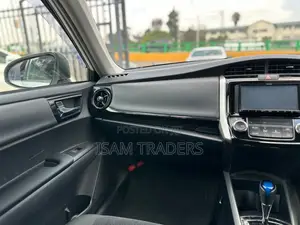 Toyota Corolla Fielder 1.5 Hybrid FWD 2019 Pearl