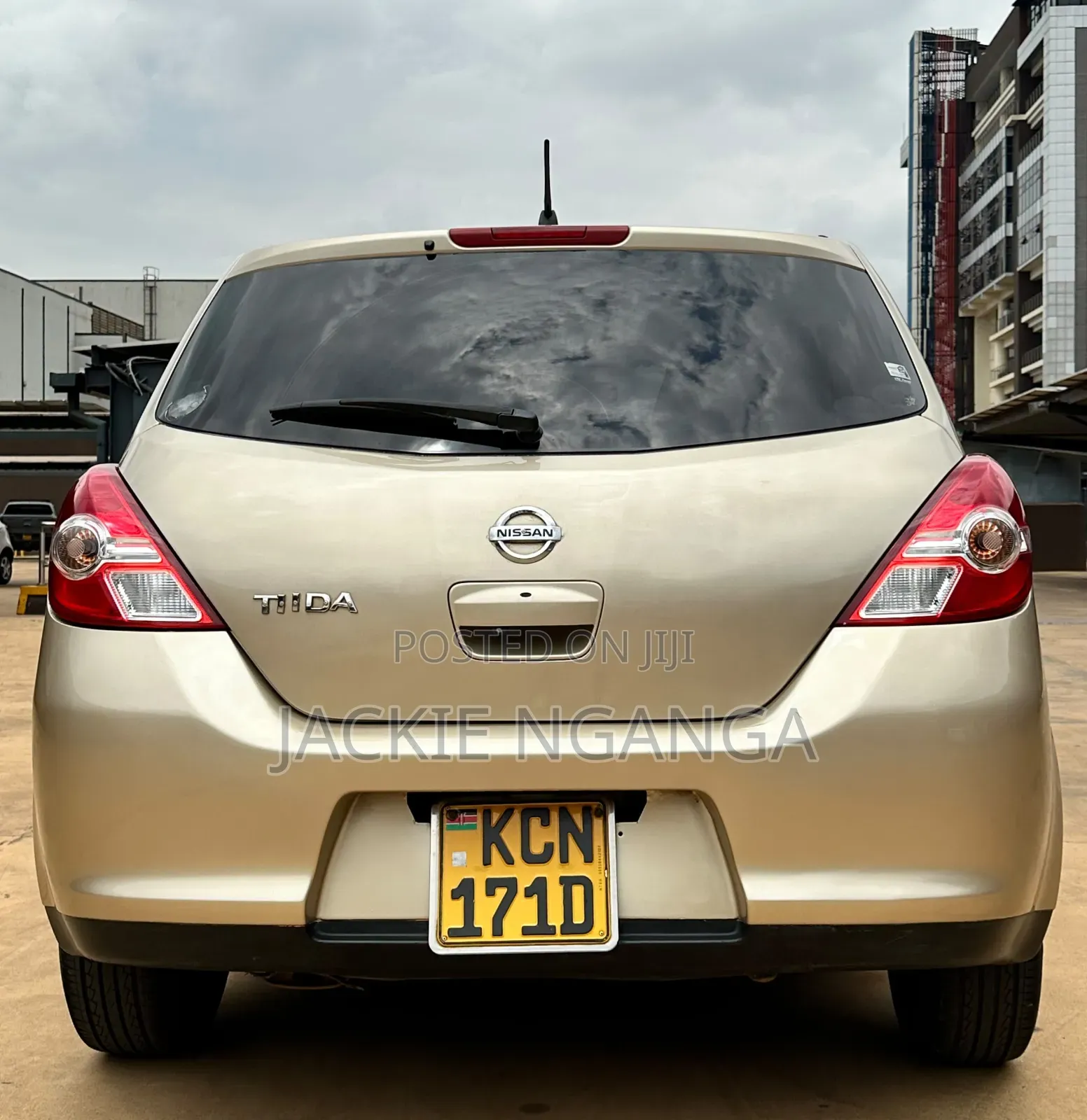 Nissan Tiida 2010 Gold