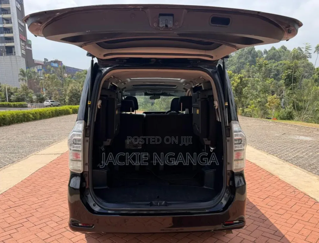 Toyota Voxy 2011 Black