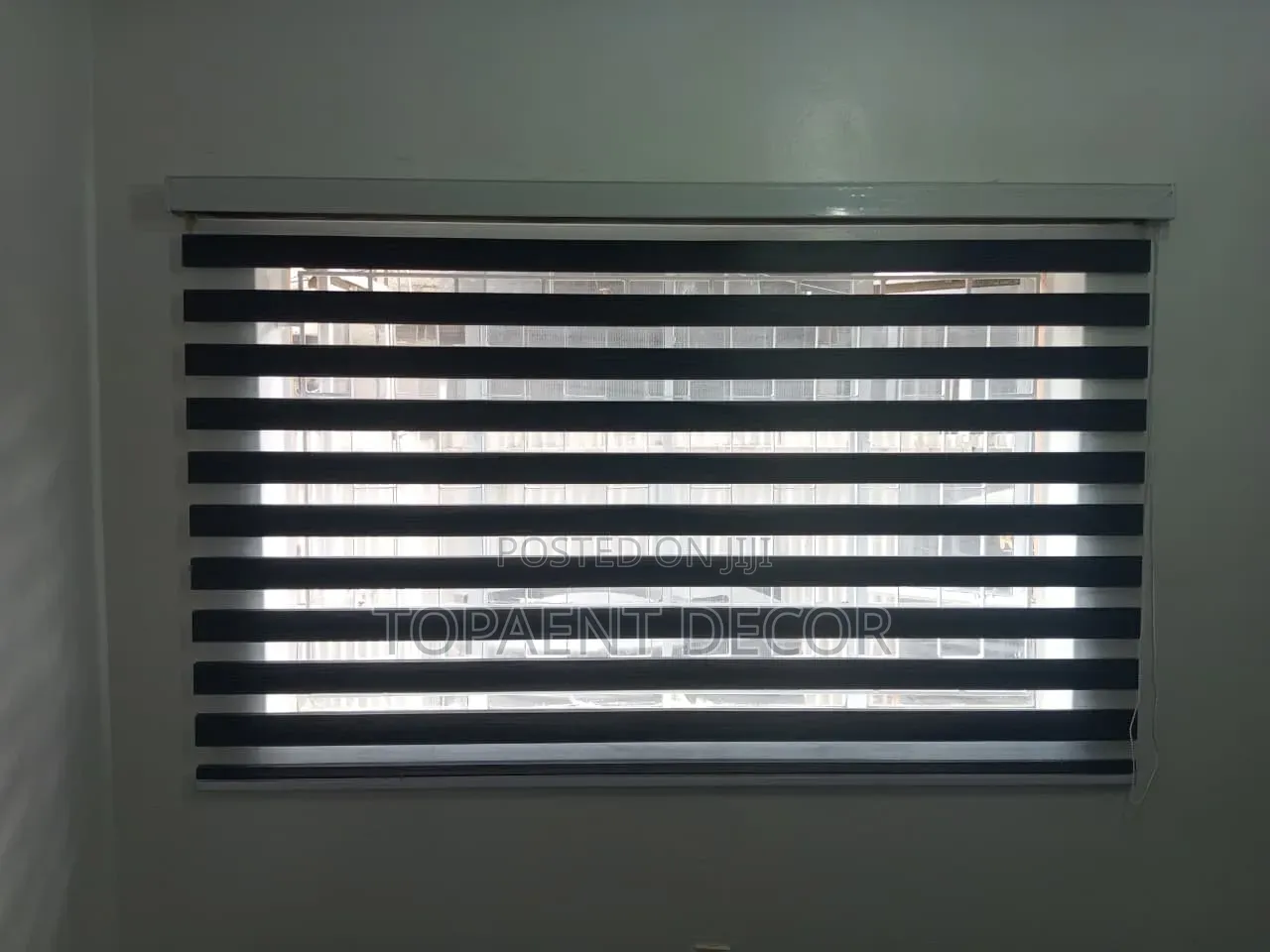 Classy and Contemporary Horizontal Office Window Blinds