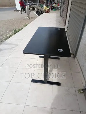 1.4m : Electric Monitored Adjustable Computer Desk