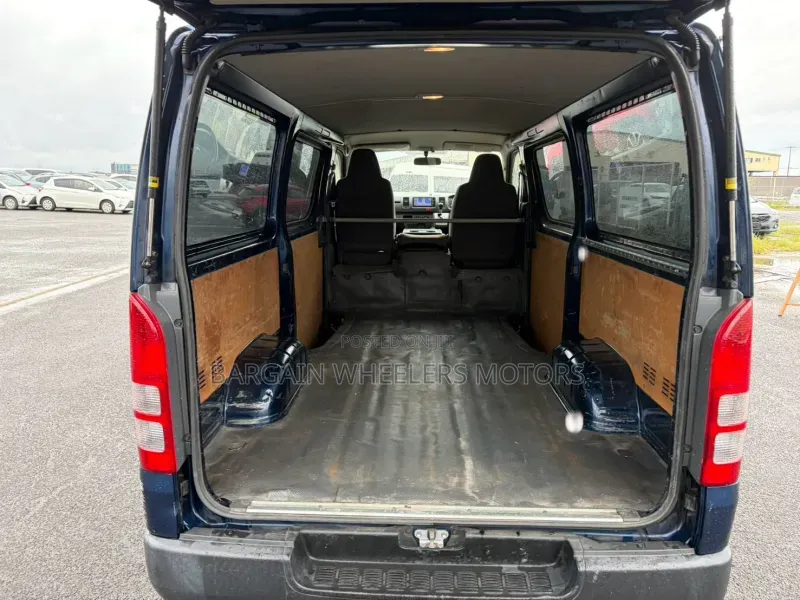 Toyota HiAce 2019 Blue