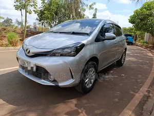 Toyota Vitz 2016 Silver