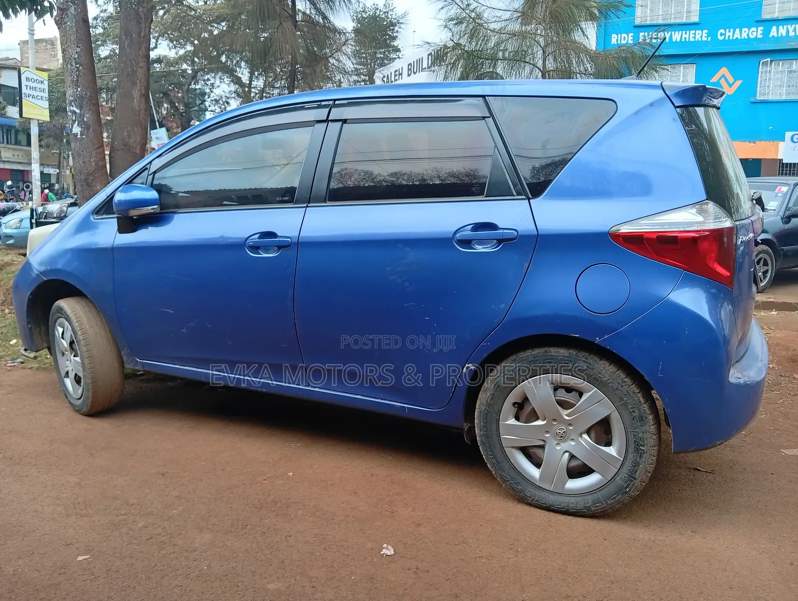 Toyota Ractis 2011 Blue