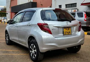 Toyota Vitz 2015 Silver