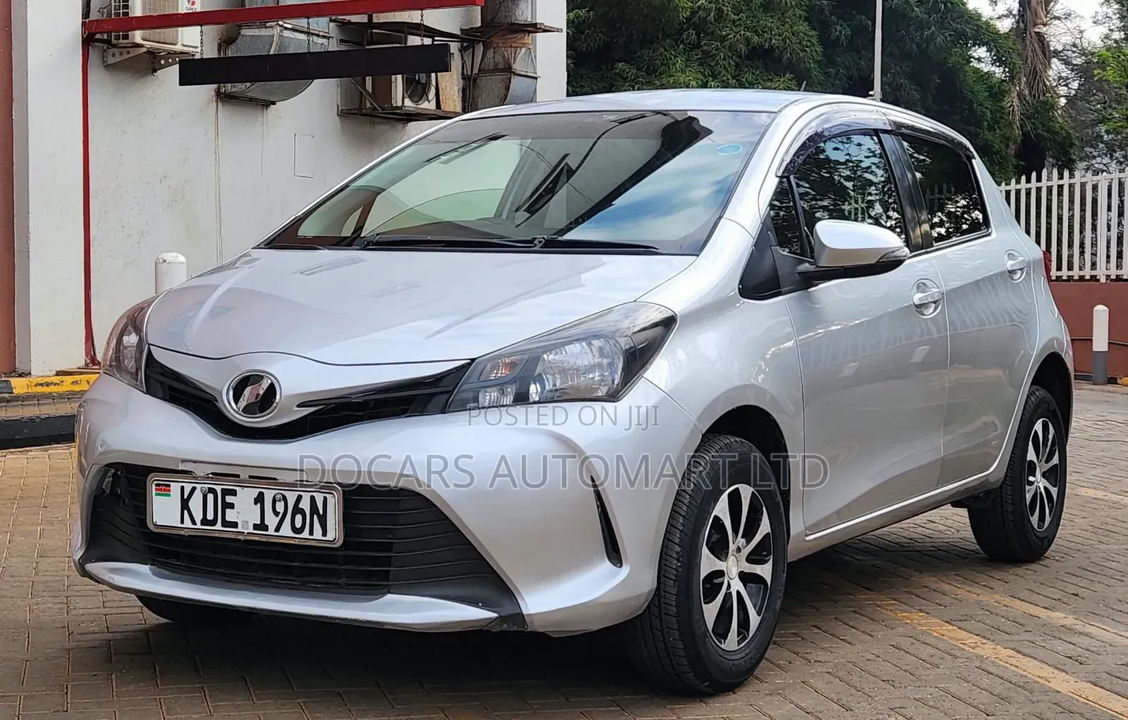 Toyota Vitz 2015 Silver
